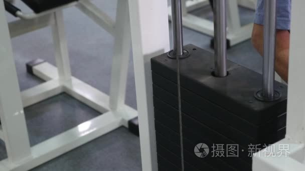 力量训练在模拟器上健身房视频