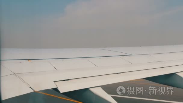 阿联酋迪拜2018年2月8日 在机场的飞机正在准备起飞通过许多其他不同的飞机。从沙龙拍摄
