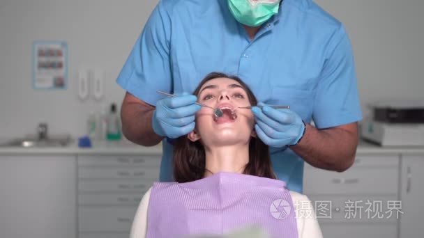 牙医检查病人牙齿视频