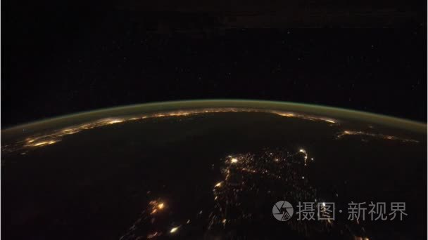 卫星在夜间飞越地球视频