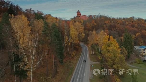 Sigulda 城市秋季路车从上到上