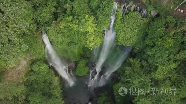 绿色雨林瀑布鸟瞰视频