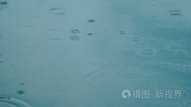 雨滴落在水面上