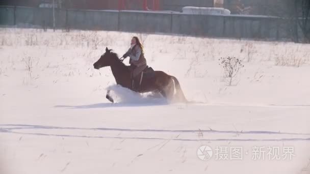 骑马在雪地上驰骋的骑手女子视频