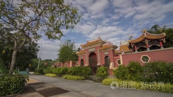 Timelapse 人在中国传统寺庙前的运动