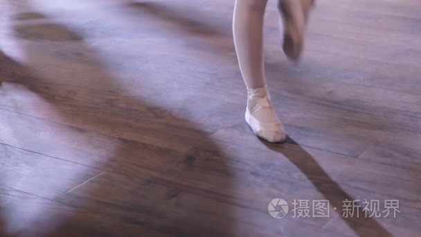 芭蕾舞演员脚练习点习题视频