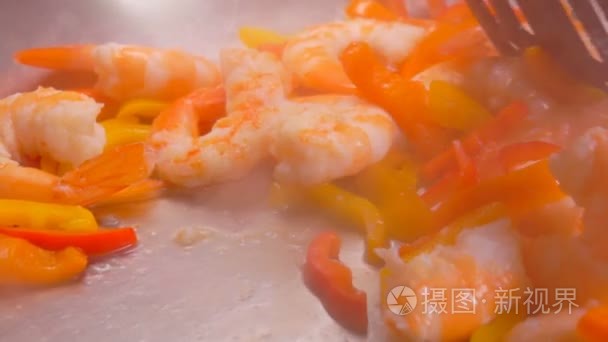 虾和辣椒粉掉进了油煎锅里视频