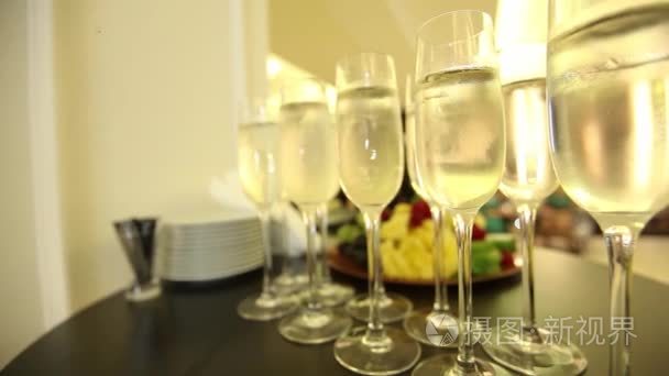 喜庆新年餐桌上的香槟杯视频