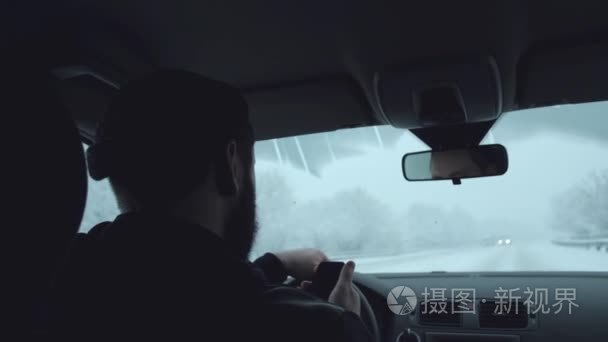 司机驾驶汽车和使用智能手机视频