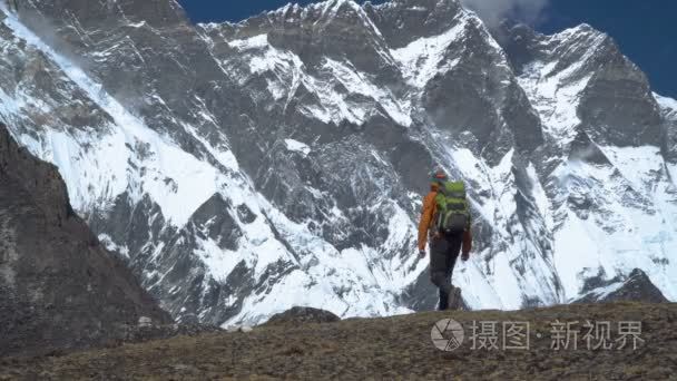 一个带着背包的男人在山上旅行视频