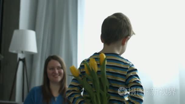 小男孩在家里给妈妈带花惊喜视频