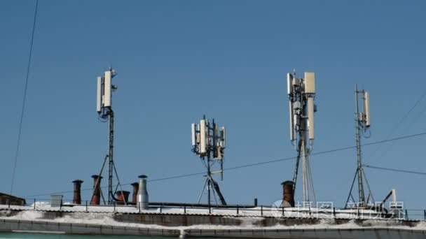 屋顶上的蜂窝和移动通信天线。手机通讯电视互联网无线电天线