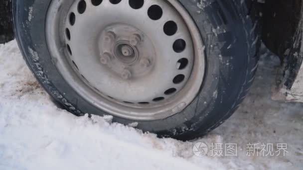 汽车轮子在冬天路视频