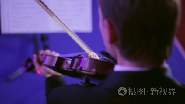 小提琴家在音乐厅里演奏小提琴合乎道德