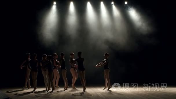 儿童小组在黑暗舞台上跳芭蕾舞视频
