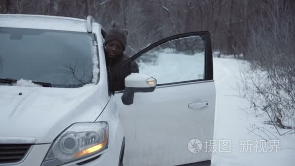 冬季男子跳起车视频