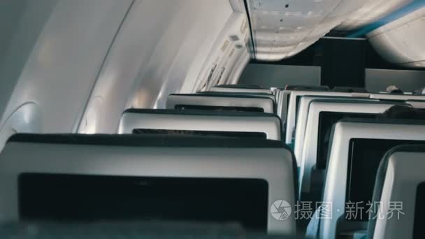 乘客在舒适的位子飞机与地图在屏幕在椅子