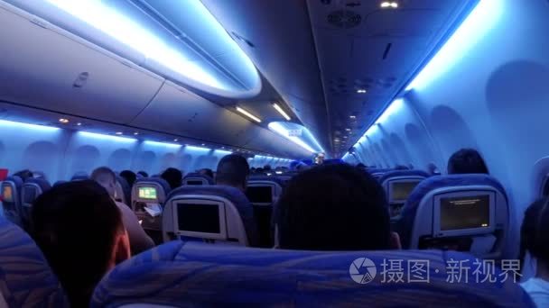乘客客舱与飞机的人在飞行期间在晚上