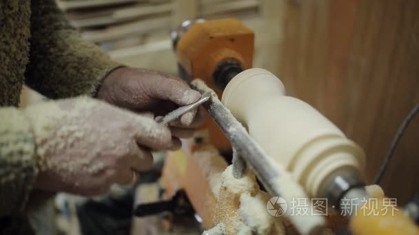 木工在机器上磨出一块木头视频