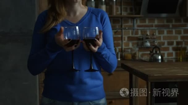 女朋友为红酒服务的美女视频