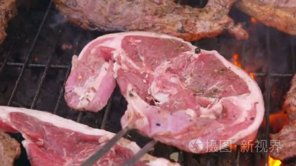 烤羊肉片放在烧烤架上