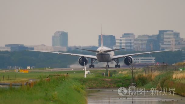 Airfreighter 降落后滑行