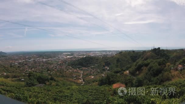 Timelapse 葡萄园在动力装置附近城市在山里