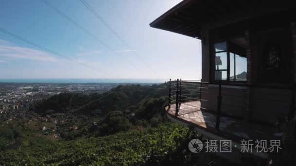 Timelapse 阳台在葡萄园之下在动力装置附近城市在山