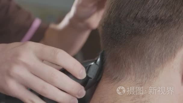 男理发师用电动剃须刀理发视频