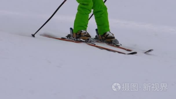 滑雪爱好者女孩下坡视频