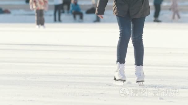 俄罗斯青少年女孩熟练滑冰和花时间在公共溜冰场