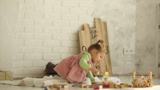 一个漂亮的婴儿在地板上玩木制的立方体。教育玩具。学前教育。幼儿园