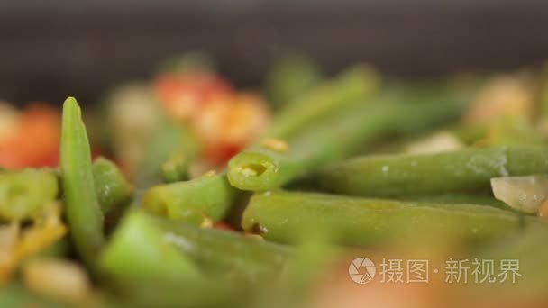 煎锅里煎芦笋豆视频