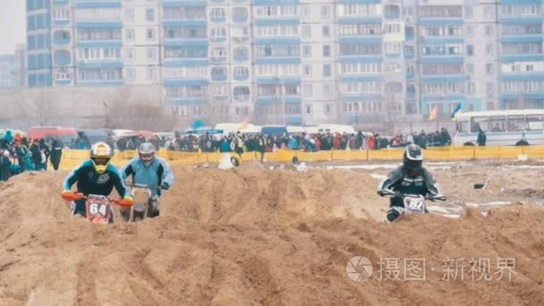 越野.骑手跳跃。越野赛车的复古自行车。慢动作