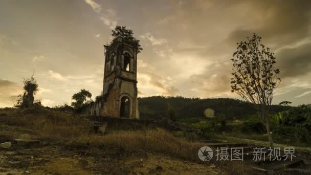 Timelapse 毁坏历史教会在晚上与金黄云彩