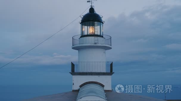 老灯塔工作在黄昏的穆迪天空背景