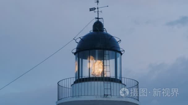 老灯塔工作在黄昏的穆迪天空背景