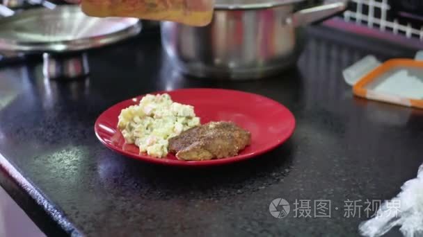 烹饪  食物和家庭概念-关闭切肉沙拉奥利弗在厨房里做饭