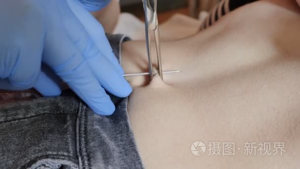 把耳环穿在肚脐上.女性穿刺短视频