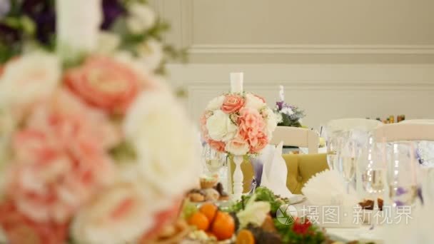 桌上的精彩婚礼花束视频