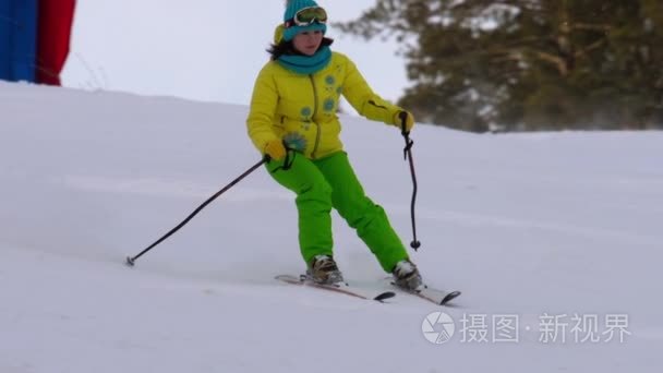 滑雪爱好者女孩下坡视频