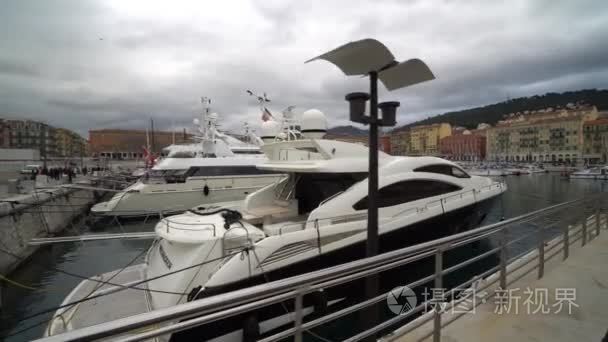 美丽昂贵的游艇站在港口的海上视频