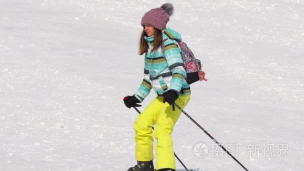 滑雪爱好者女孩下坡