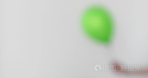 女人手捧绿色气球白色背景视频