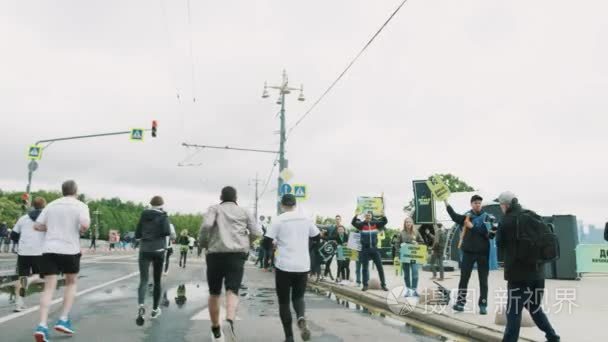 欢呼的人人群给高五跑沿马拉松视频