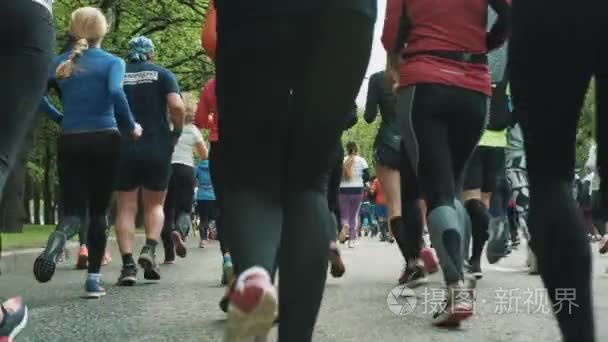赛跑运动员的腿参加马拉松视频