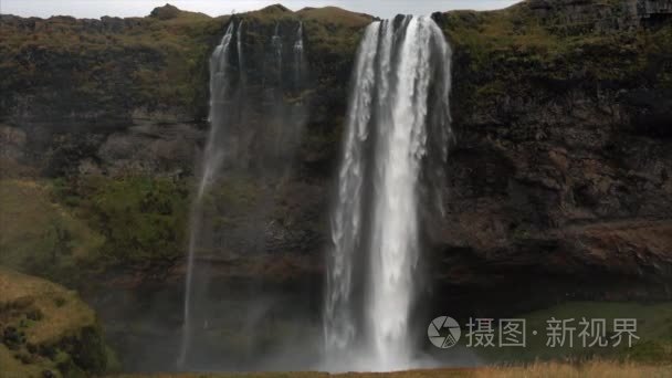 背景为小人物的巨型瀑布视频