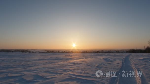 冬雪覆盖的村庄日出视频