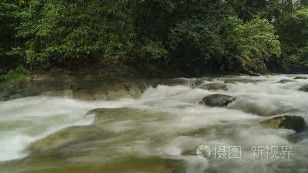 Timelapse 在双溪 Sedim 的岩石上射出的水