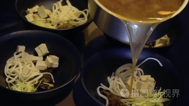 厨师倒肉精  在韩国餐厅准备味噌汤